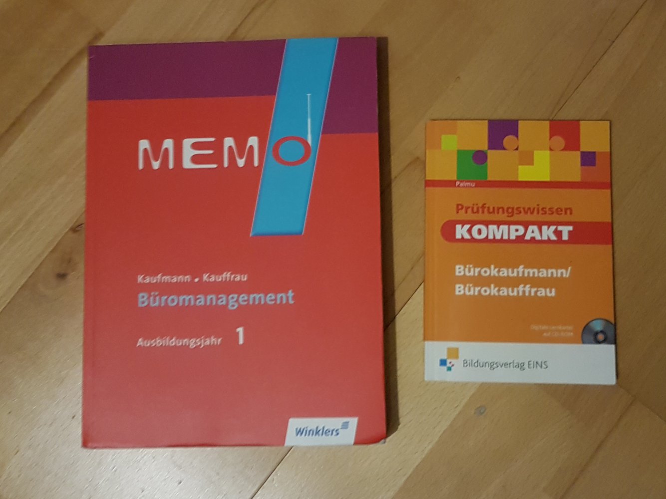 Bücher, Bürokauffrau, Bürokaufmann, Kaufleute für Büromanagement
