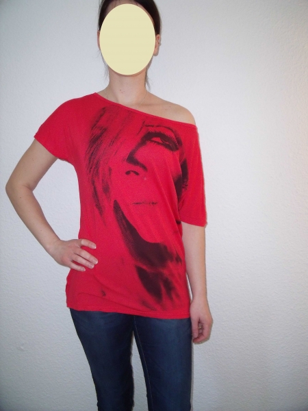 rotes Top, Shirt, weiter Ausschnitt