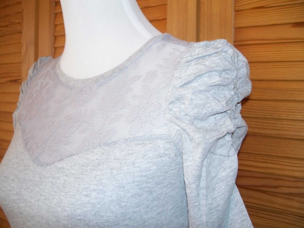 OKAY// Hellgraues Long-Shirt mit Spitze