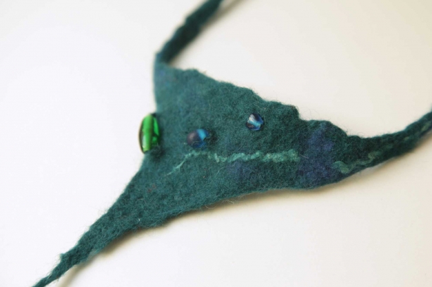 UNIKAT! Filzkette mit Perlen und Seide