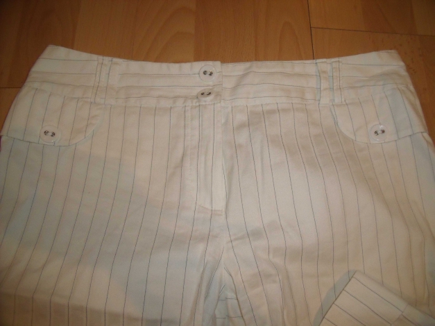 kurze Hose, Shorts weiß mit Nadelstreifen, Caprihose