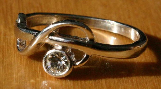Silberner verspielter zierlicher Ring mit Strassstein