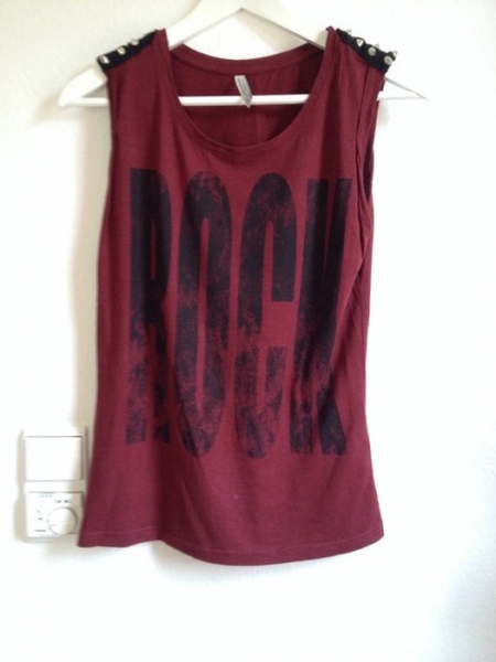 rotes Rock Shirt mit Nieten