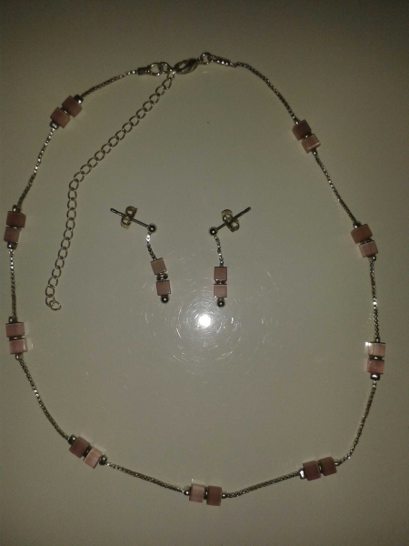 Silberfarbene Ohrringe + Kette