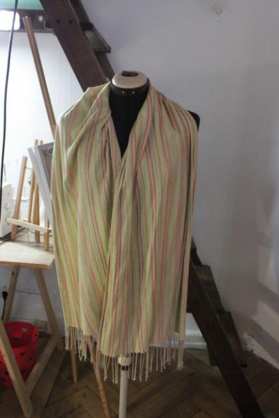  gelber Schal mit grünen,orangenen und pinken Streifen