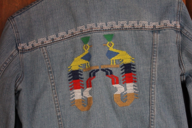Jeansjacke mit Stickereien