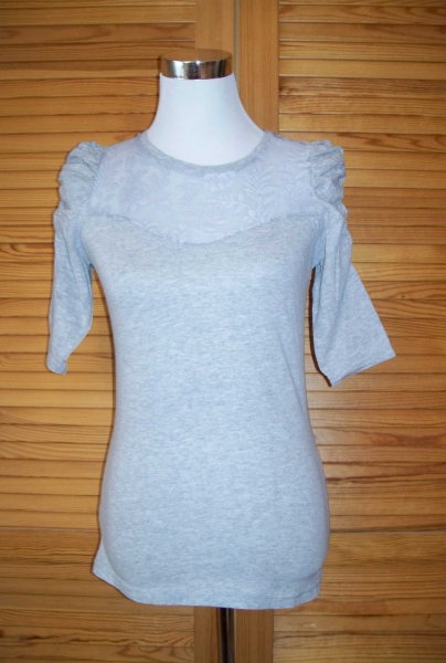 OKAY// Hellgraues Long-Shirt mit Spitze