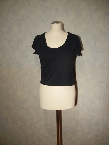 kurzes blaues T-Shirt, etwas bauchfrei