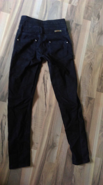 Schwarze Röhrenjeans hoch geschnitten