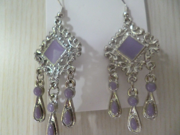 morderne Ohrhänger mit lila Steinchen besetzt; Lila; Neu 