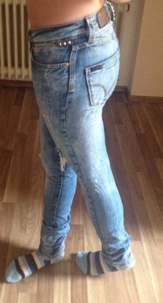 hellblaue röhrenjeans mit nieten