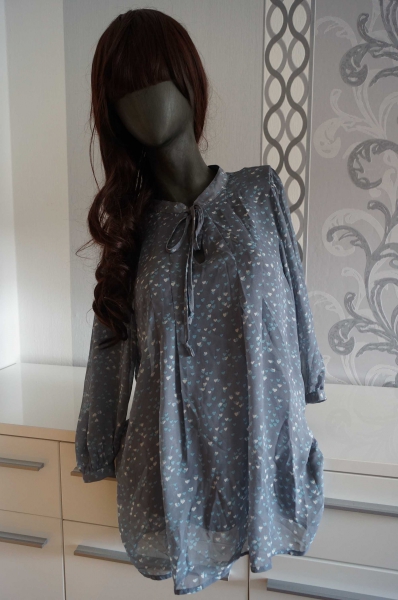 Graue Bluse mit Schleife und Herzen + graues Untershirt ausgez. M auch L XL 38 40 42