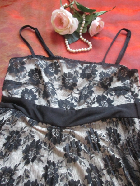 NEU Designer Lace Spitzen Empire Pliseè- Falten Cocktail Abi Ball Abend Spaghetti - Träger Kleid Gr. 34- 36/ XS- S schwarz nude