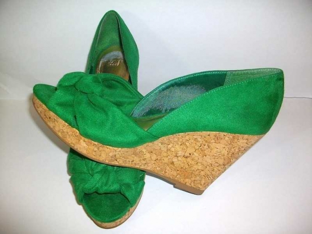 Grüne hohe Schuhe mit Keilabsatz