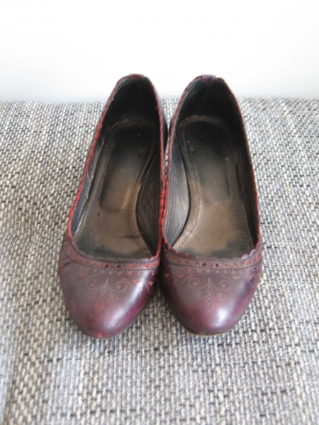 violett farbende Pumps