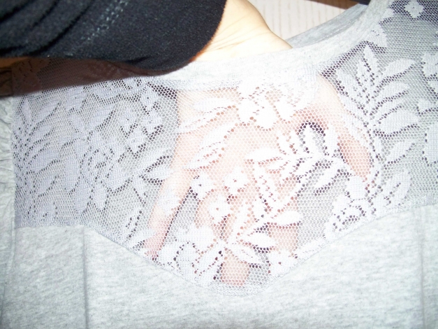 OKAY// Hellgraues Long-Shirt mit Spitze