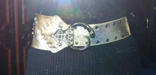 Gürtel gold mit Nieten und Ketten