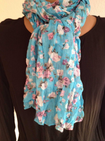 Schal mit zarten Blumen