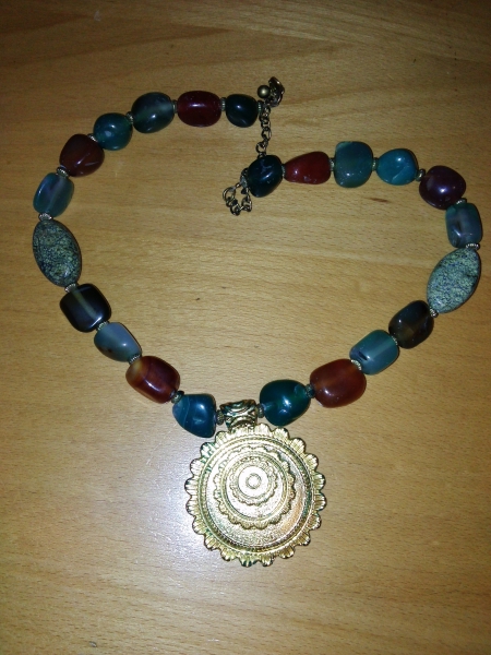 Kette mit Achaten und Anhänger goldfarben