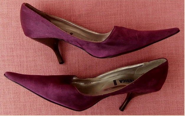 spitzlaufende Pumps / Stöckelschuhe Jessica von C&A - Innensohle und Außensohle aus Leder - Im Lila-Farbton - Größe 40 