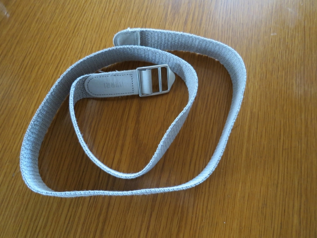 Beiger Stoffgürtel mit rechteckiger Schnalle und Leder-Enden