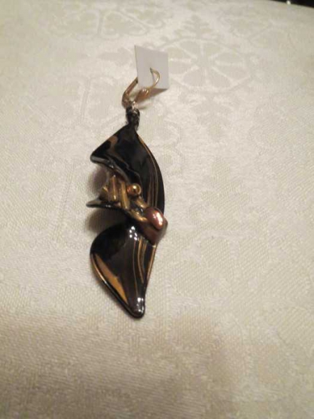 1 Ohrring, interessant, braun-silber