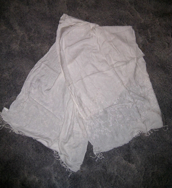 Weißer Schal Stickerein Pailletten