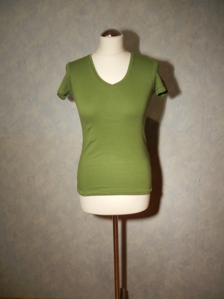 oliv-grünes T-Shirt