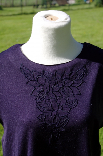 T-Shirt Lotos dunkelblau mit grossem aufgesticktem Blumenmotiv