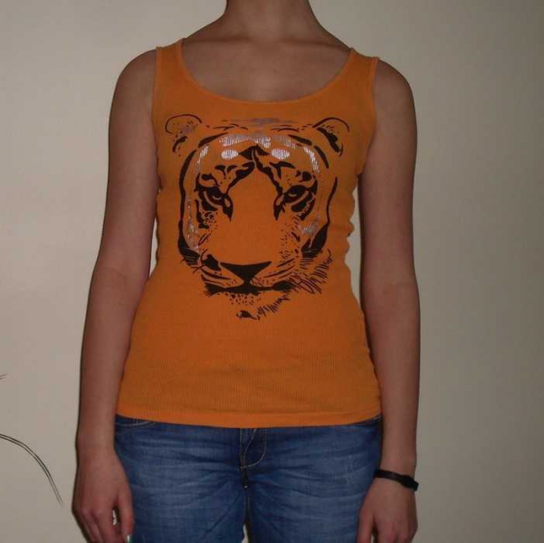 orangenes top mit tiger-print