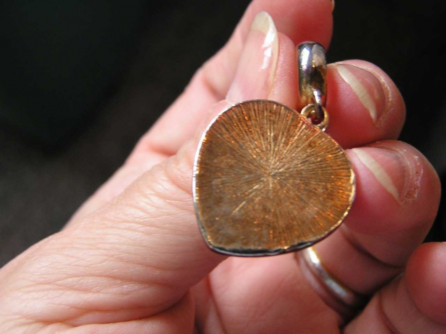 goldener Anhänger mit Herz-Perle