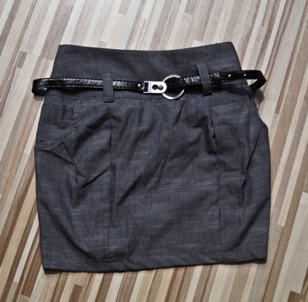 NEU: Kurzer Faltenrock / Büro Outfit