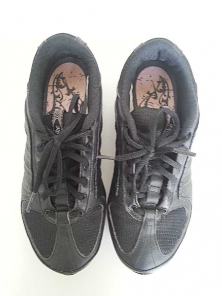 Nike schwarze Sport-/ Trainings- und Tennisschuhe mit rosafarbenem Nike-Abzeichen Gr. 37,5