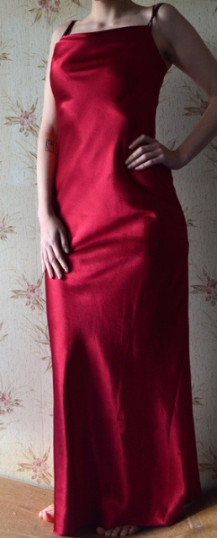 langes rotes Abendkleid