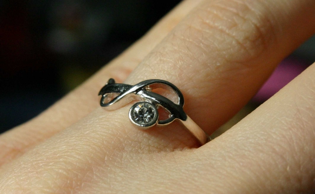 Silberner verspielter zierlicher Ring mit Strassstein