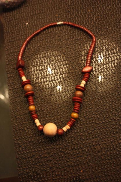 Süße Kette mit braunen und beigen Holzperlen