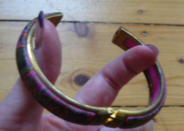 Niedlicher Armreif mit rosa Muster