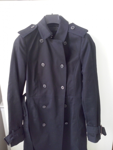 Zeitloser Zara-Trenchcoat im Military-Style