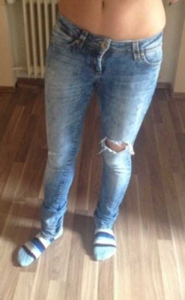 hellblaue röhrenjeans mit nieten