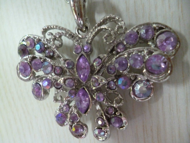 Kette mit Schmetterling Anhänger; lila / P&C  NEU!