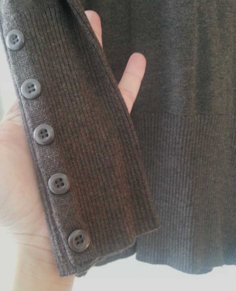 C&A braunes kurzes Strickkleid mit V-Ausschnitt und langen Ärmeln Gr. 34/XS