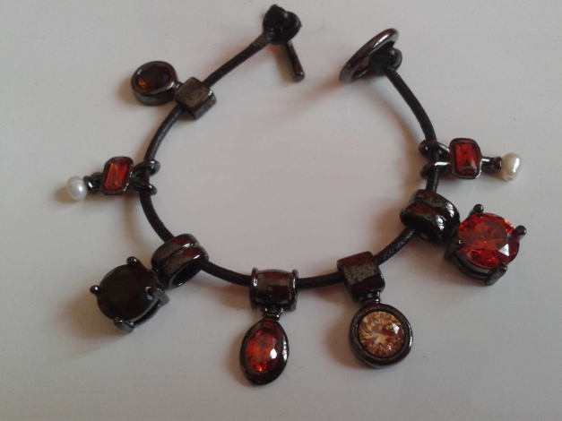 Lederarmband mit Anhängern