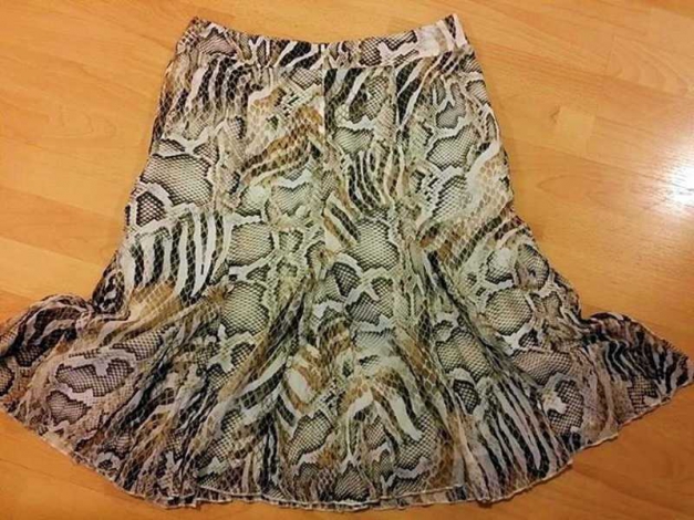 Super schöne Rock mit Schlangenmuster / She