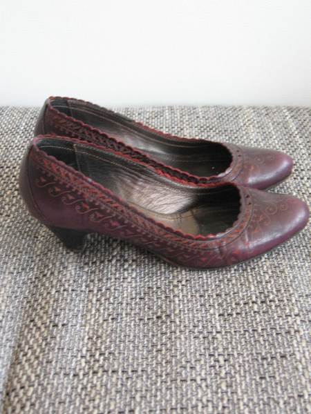 violett farbende Pumps