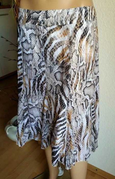 Super schöne Rock mit Schlangenmuster / She