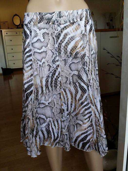 Super schöne Rock mit Schlangenmuster / She