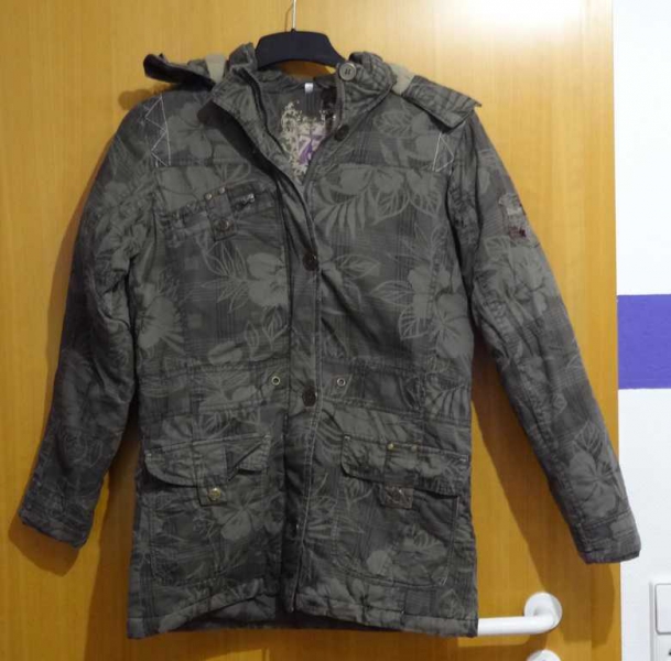 Schöner Wintermantel/ Winterjacke mit Fleecekaputze und Fell