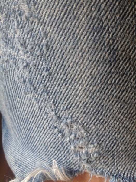 hellblaue röhrenjeans mit nieten