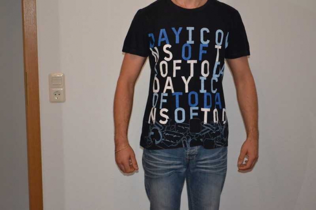 Schwarzes T-shirt mit stylischem Aufdruck