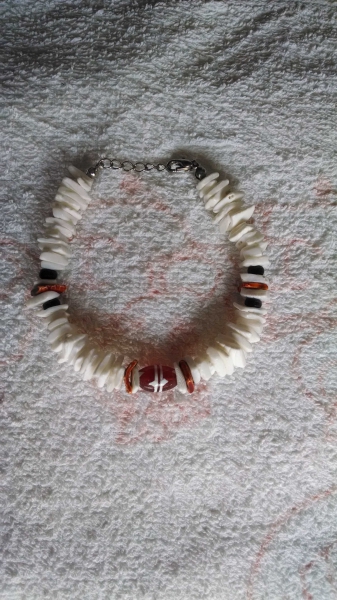 Weißes Armband mit brauner Perle